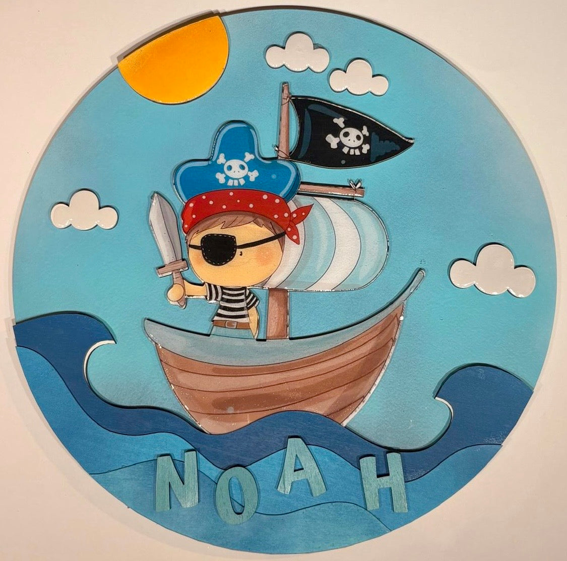 Naambord rond piratenschip met letters