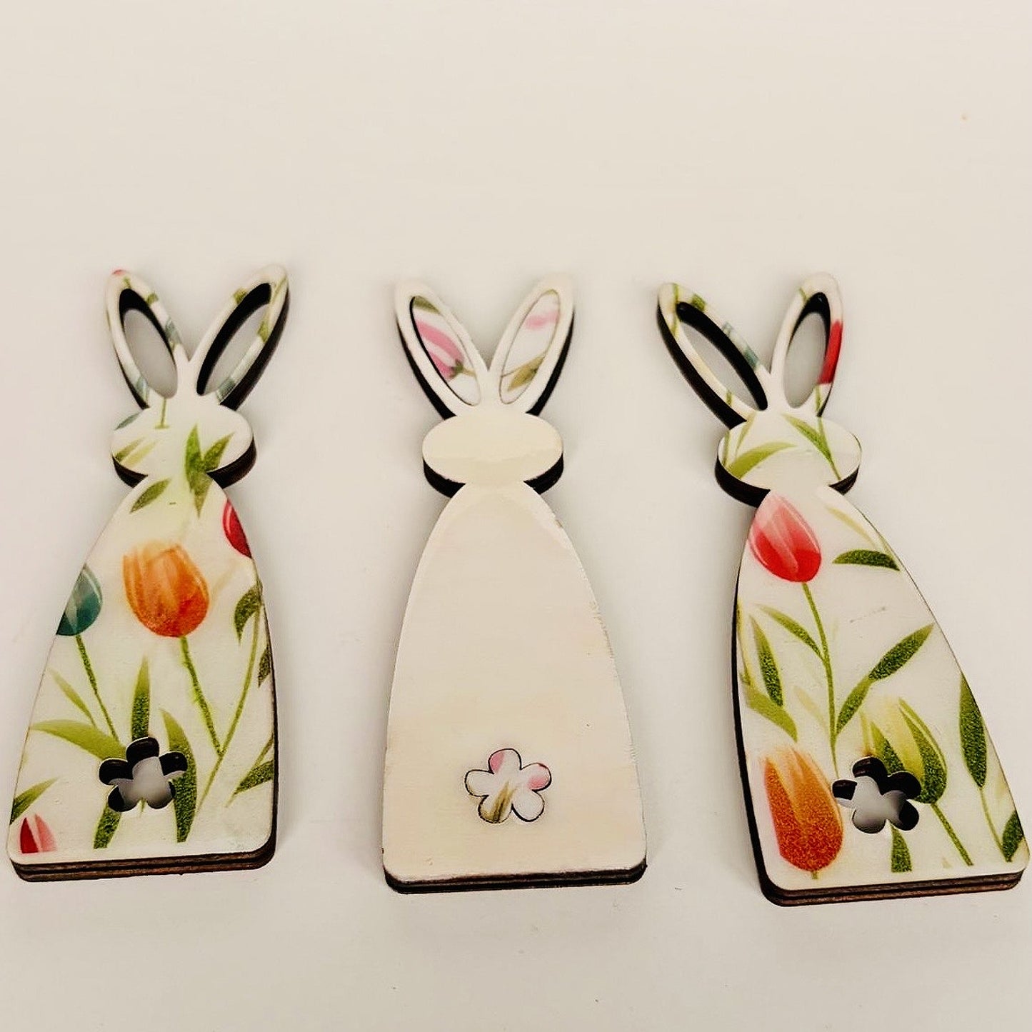 Vrolijk lente- en bloemen design paashaas