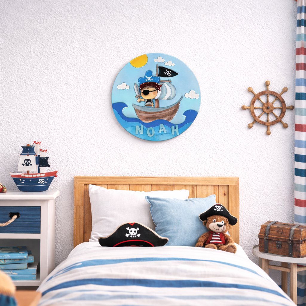 Naambord rond piratenschip met letters