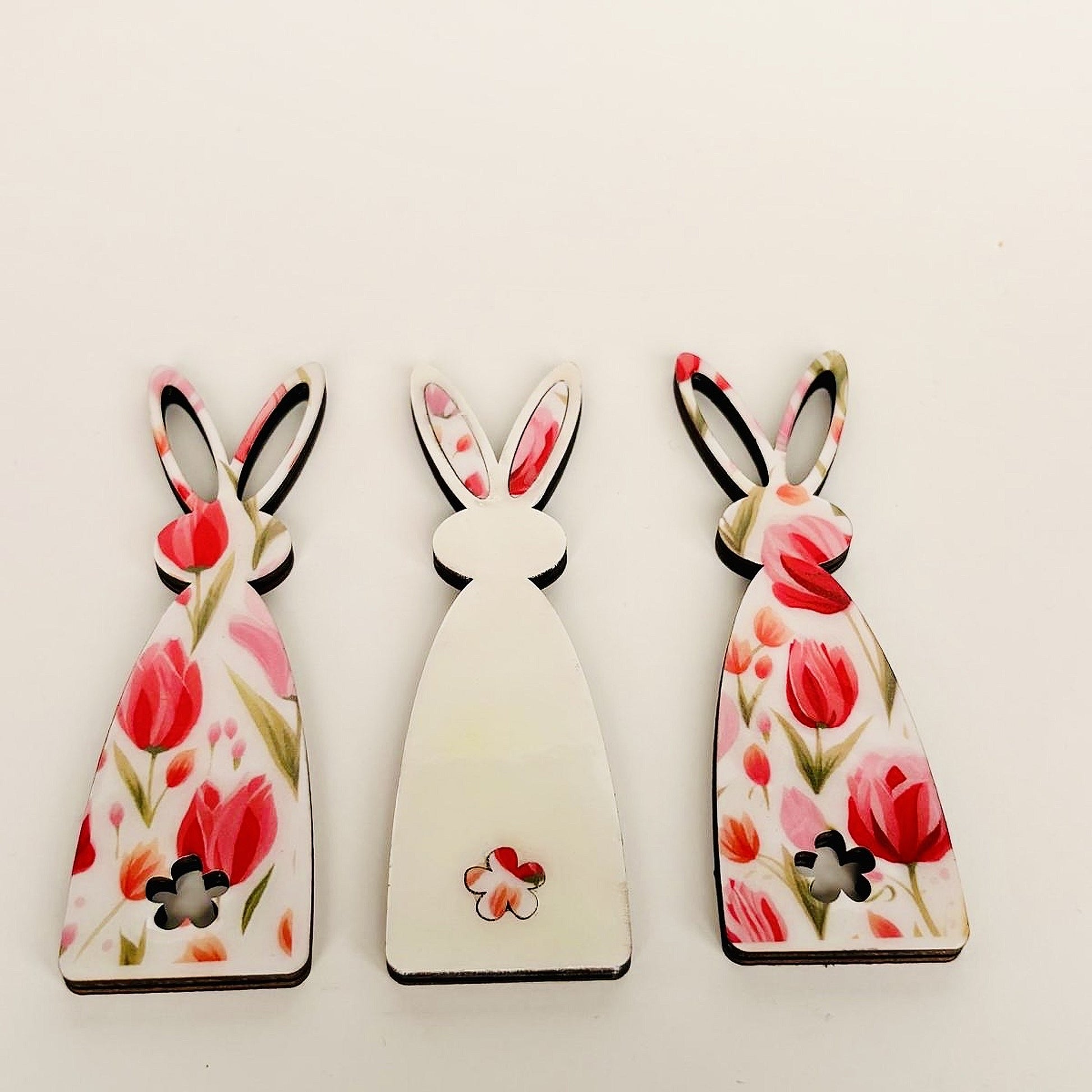 Vrolijk lente- en bloemen design paashaas